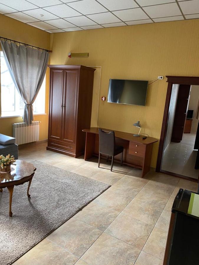 Hotel Gostynnyi Dvir Буча Екстериор снимка