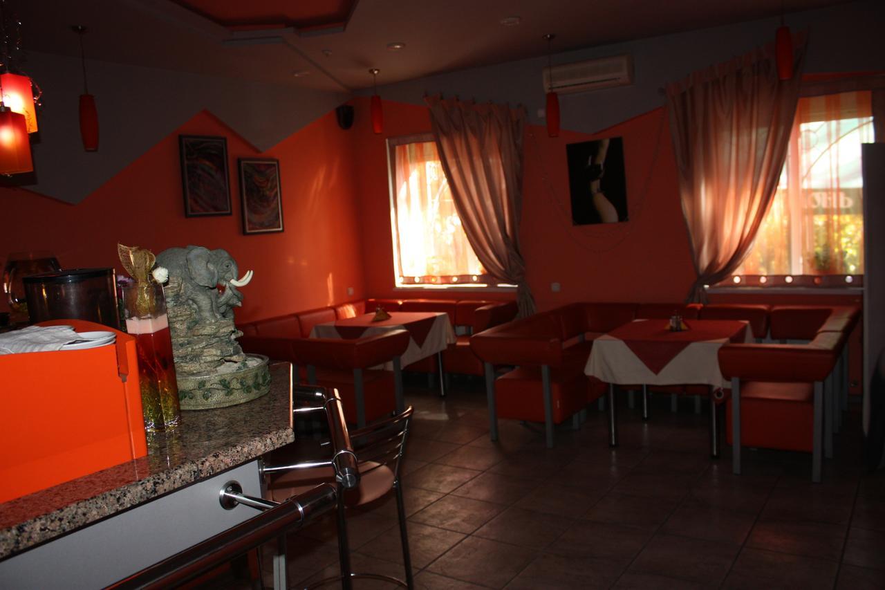 Hotel Gostynnyi Dvir Буча Екстериор снимка