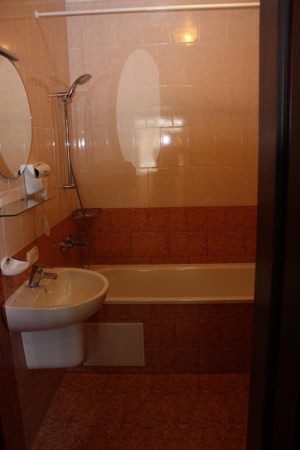 Hotel Gostynnyi Dvir Буча Стая снимка