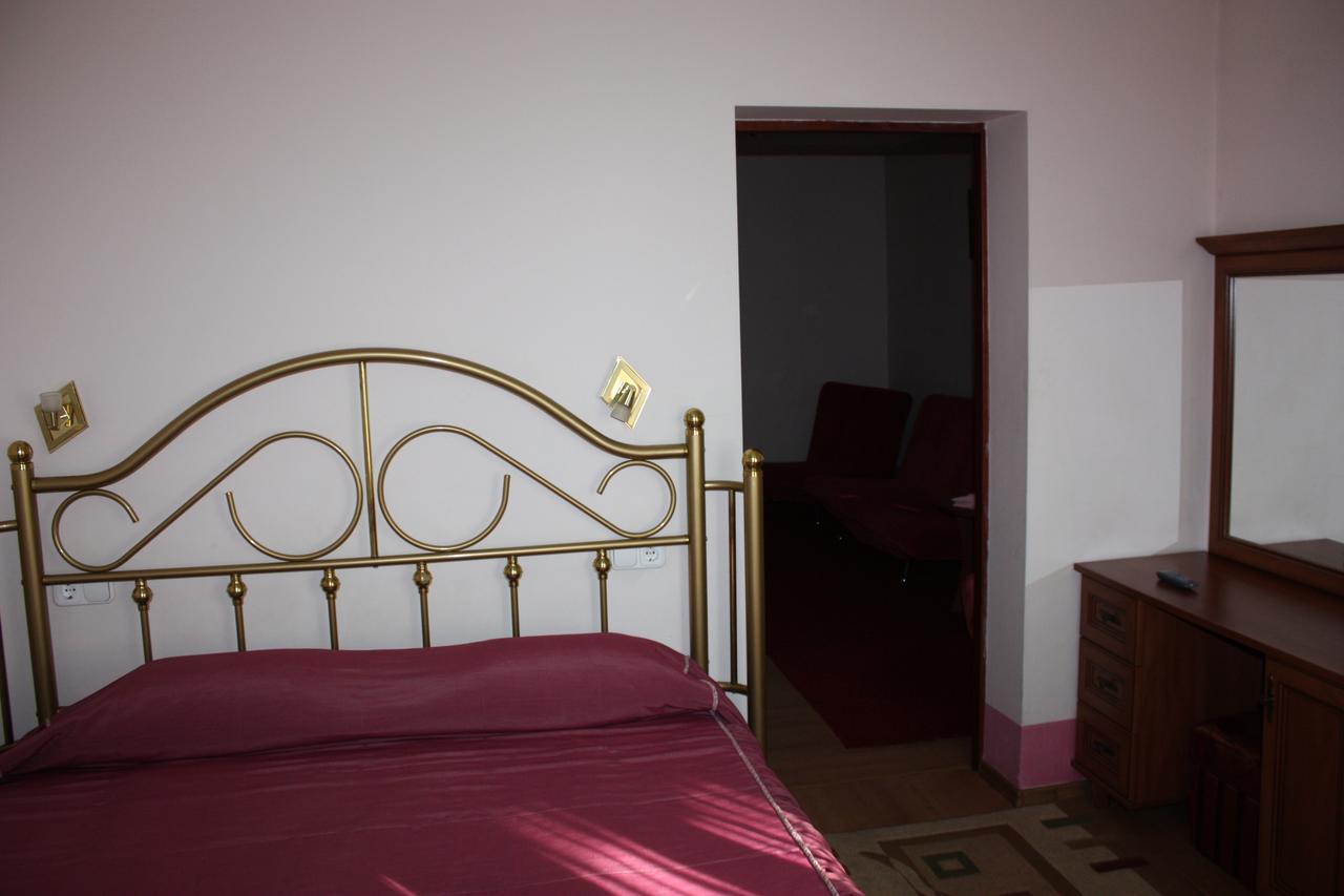 Hotel Gostynnyi Dvir Буча Стая снимка