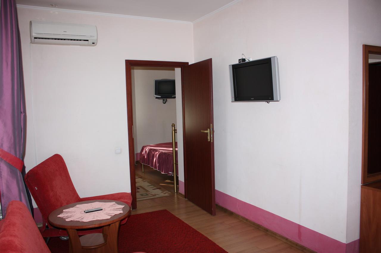 Hotel Gostynnyi Dvir Буча Стая снимка