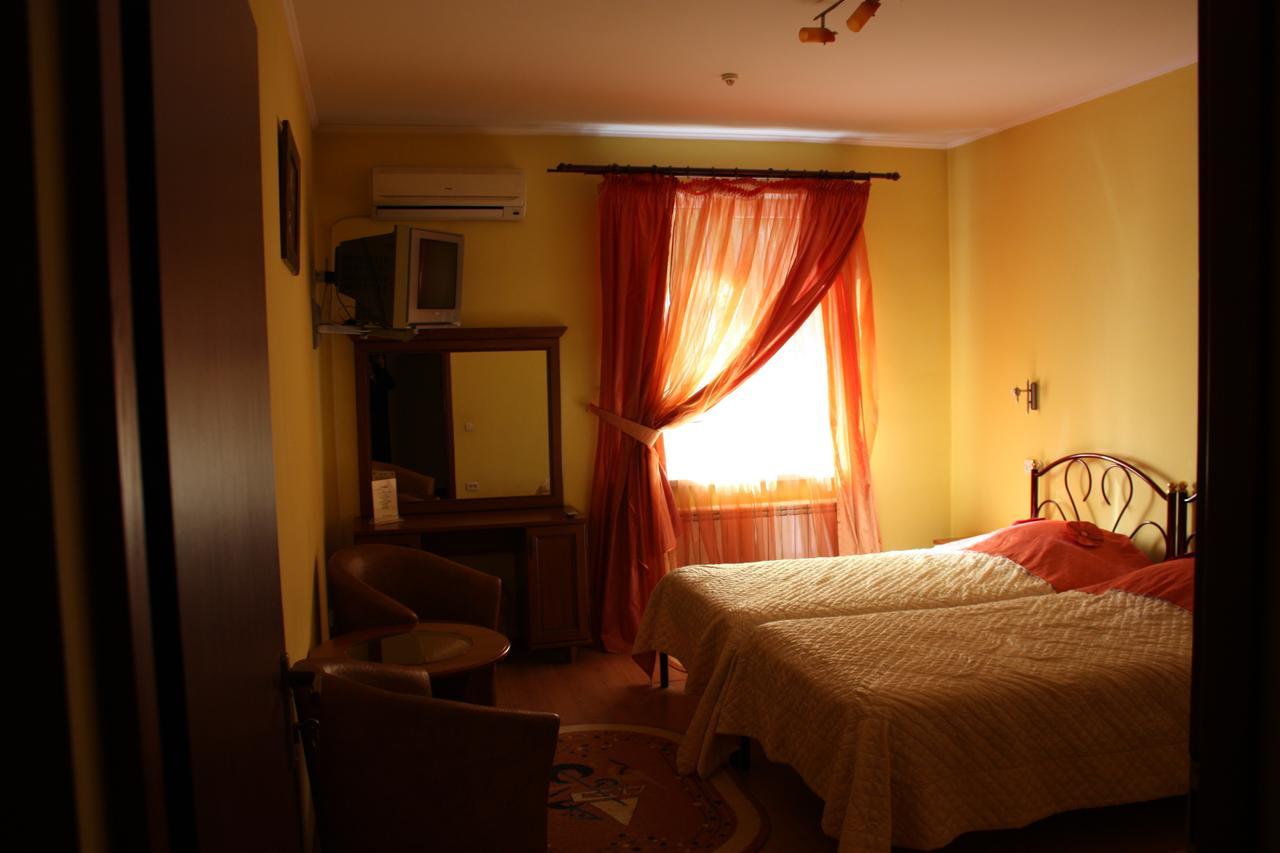 Hotel Gostynnyi Dvir Буча Стая снимка