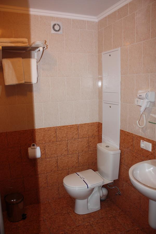 Hotel Gostynnyi Dvir Буча Стая снимка