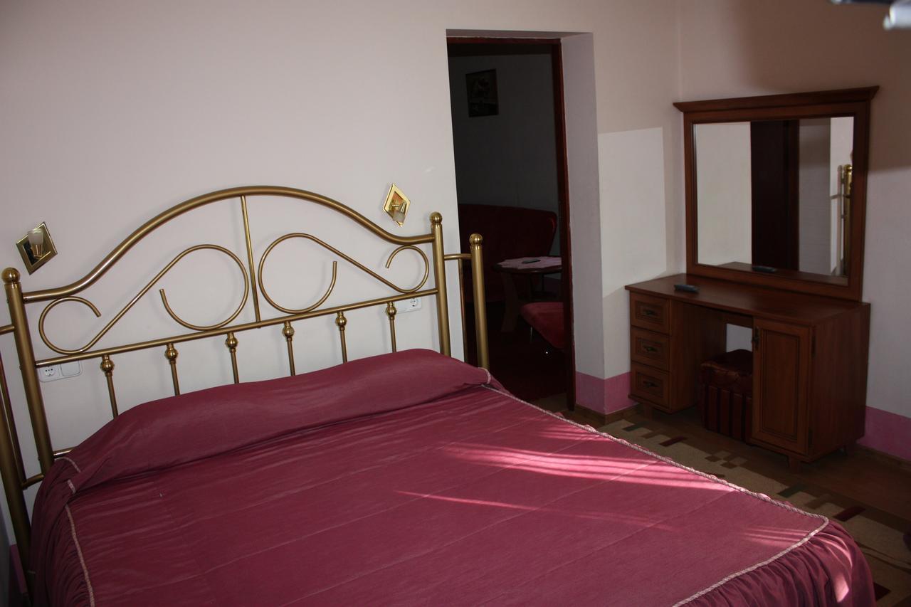 Hotel Gostynnyi Dvir Буча Екстериор снимка